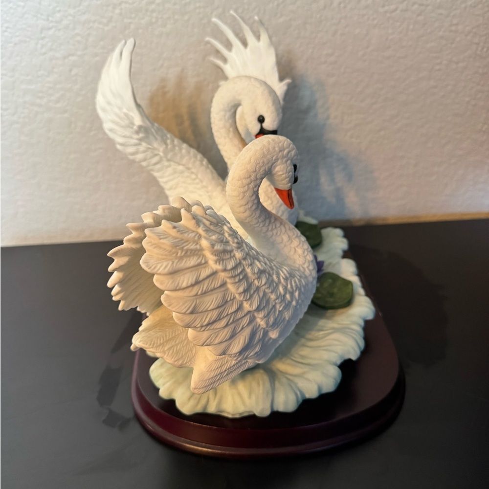 Westminster Collection White Handpainted Porcelain Swans Figurine and Stand - Picture 2 of 9